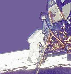 Ретушированный снимок AS11-40-5868: Олдрин покидает модуль