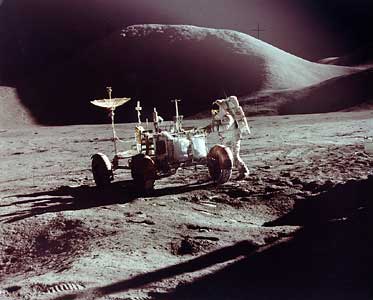 Фото AS15-86-11603: астронавт Джеймс Ирвин и луномобиль на фоне горы Хэдли