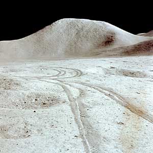 Фото AS15-87-11835: следы луномобиля на фоне горы Хэдли