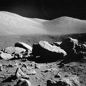 Большие камни на валу кратера Камелот