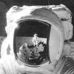 Фото NASA AS12-49-7278 (фрагмент). Астронавт Алан Бин с контейнером для сбора образцов