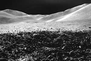 Фото AS17-82-11082: относительно свежий лунный кратер