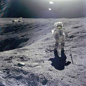 Фото НАСА AS16-114-18423. Астронавт Чарльз Дьюк собирает геологические образцы